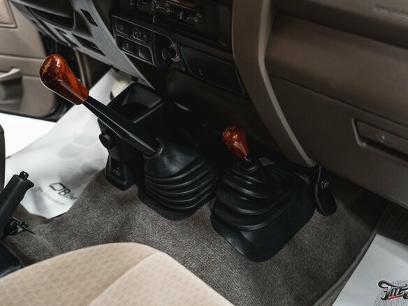 2019 Toyota Land Cruiser 76 70 Series Рестайлинг 1, серый - вид 20