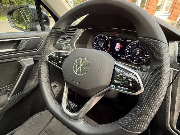 2017 Volkswagen Tiguan II, чёрный, 2900000 рублей - вид 7