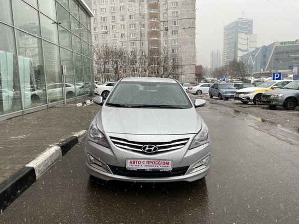 2015 Hyundai Solaris I Рестайлинг, серебристый - вид 1