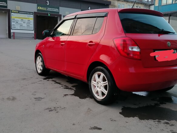 2011 Skoda Fabia II Рестайлинг, красный, 470000 рублей - вид 4