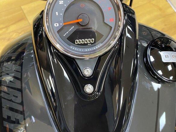 2021 Harley-Davidson Fat Bob, чёрный - вид 2