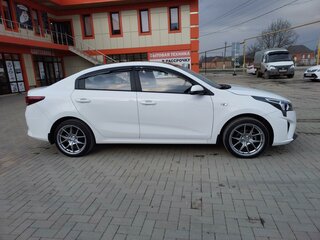 2021 Kia Rio IV Рестайлинг, белый, 1590000 рублей, вид 5