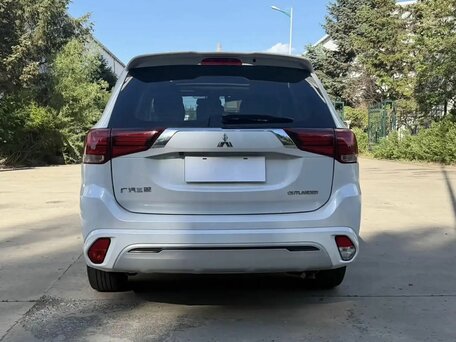 2022 Mitsubishi Outlander III Рестайлинг 3, белый, 2150000 рублей, вид 5