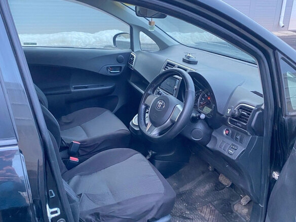 2011 Toyota Ractis II, чёрный, 915000 рублей - вид 5