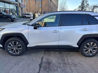 2025 Toyota RAV4 V (XA50), белый, 3900000 рублей, вид 3
