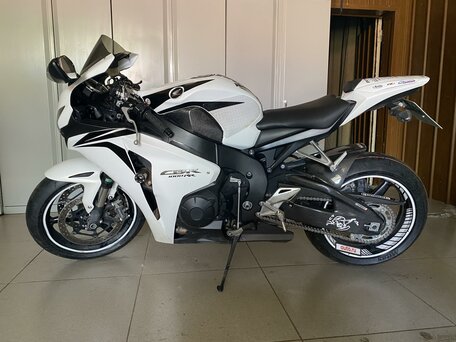 2010 Honda CBR 1000 RR/RA Fireblade, белый, 1000000 рублей, вид 2