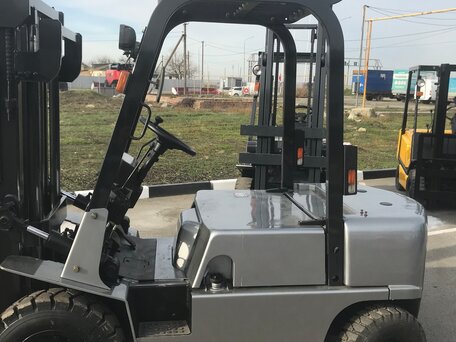 2006 Nissan Серия 1F, красный, 750000 рублей, вид 1