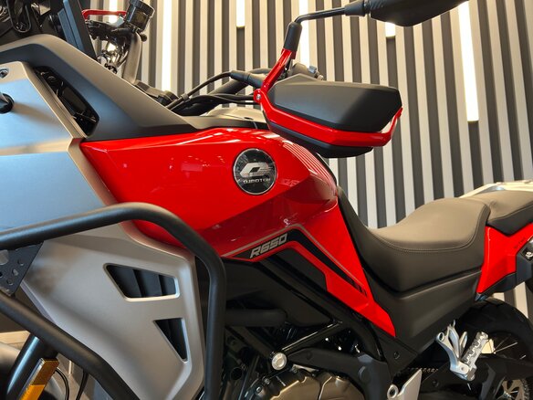 2026 QJMotor SVT 650 X, красный, 729000 рублей - вид 12