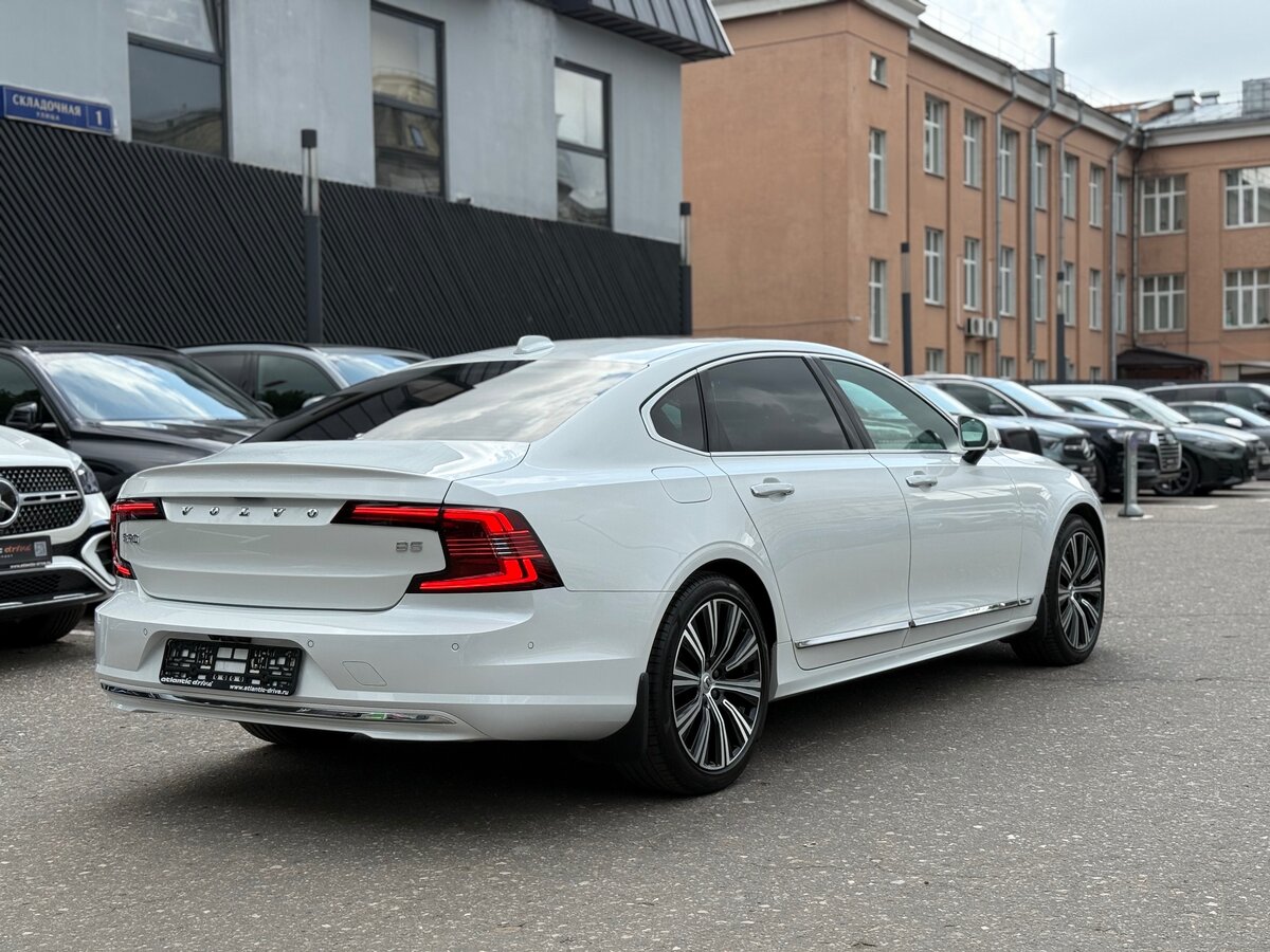 Volvo обрушила цены на флагманский седан S90 в Китае
