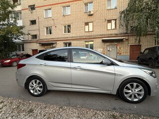 2015 Hyundai Solaris I Рестайлинг, серебристый, 950000 рублей, вид 3
