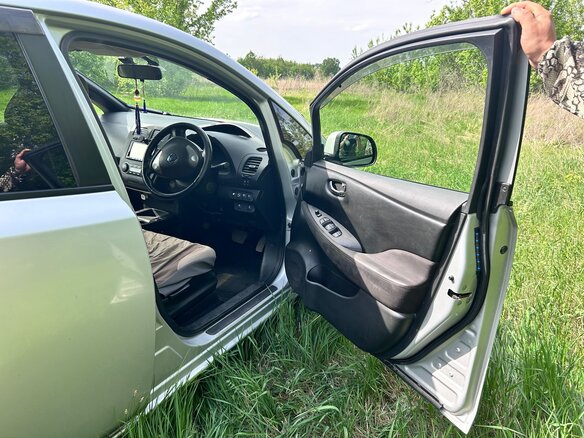 2013 Nissan Leaf (EM57) I (ZE0/AZE0), серый, 820000 рублей - вид 16