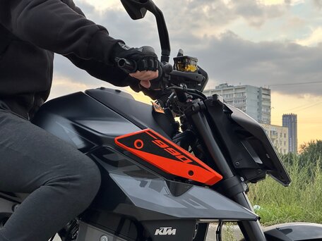 2024 KTM 990 Duke, серый, 1290000 рублей, вид 3