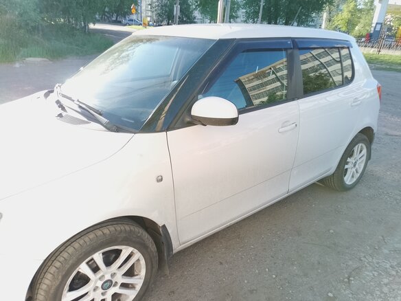 2011 Skoda Fabia II Рестайлинг, белый, 660000 рублей - вид 3