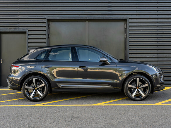 2026 Porsche Macan I Рестайлинг 2, серый, 14990000 рублей - вид 2