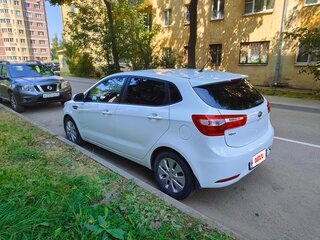 2013 Kia Rio 5-speed III, белый, 690000 рублей, вид 4