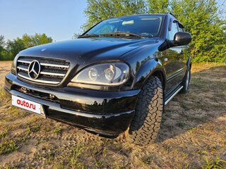 2000 Mercedes-Benz M-Класс 320 I (W163), чёрный, 700000 рублей, вид 1