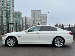 2010 BMW 5 серии 528i VI (F10/F11/F07), белый, 2000000 рублей, вид 2