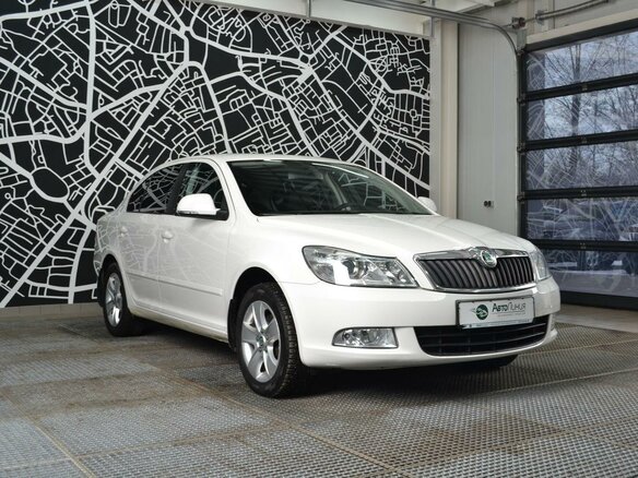 2011 Skoda Octavia II (A5) Рестайлинг, белый - вид 1