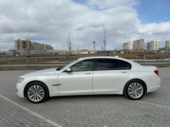 2015 BMW 7 серии Long 740Li xDrive V (F01/F02/F04) Рестайлинг, белый, 2700000 рублей - вид 5