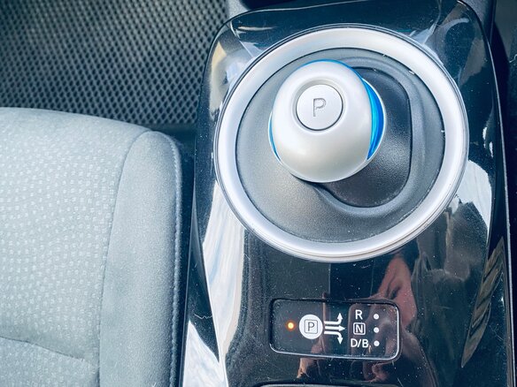 2013 Nissan Leaf (EM57) I (ZE0/AZE0), чёрный, 1500000 рублей - вид 12