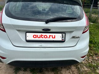 2016 Ford Fiesta Mk6 Рестайлинг, белый, 600000 рублей, вид 4