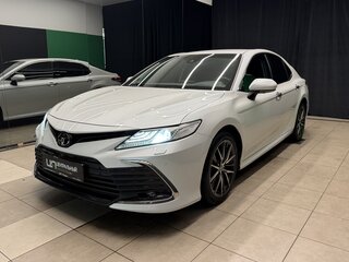 2021 Toyota Camry VIII (XV70) Рестайлинг, белый, 3000000 рублей, вид 3