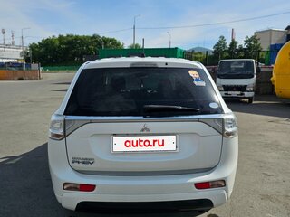2013 Mitsubishi Outlander PHEV III, белый, 1750000 рублей, вид 4