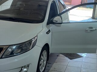 2013 Kia Rio 4-speed III, белый, 900000 рублей, вид 5