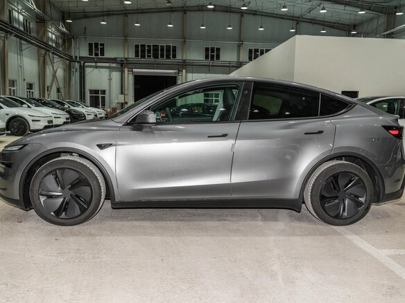 2025 Tesla Model Y Long Range I Рестайлинг, серебристый, 7639800 рублей - вид 3