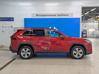 2021 Toyota RAV4 V (XA50), красный, 3098000 рублей, вид 4