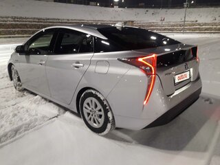 2017 Toyota Prius IV (XW50), серебристый, 1955000 рублей, вид 3