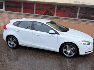 2016 Volvo V40 II Рестайлинг, белый, 1430000 рублей, вид 1