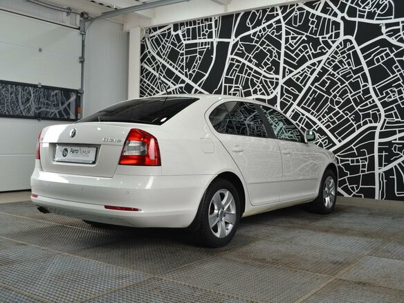 2011 Skoda Octavia II (A5) Рестайлинг, белый - вид 4