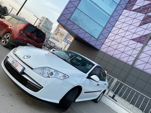 2008 Renault Laguna III, белый - вид 3