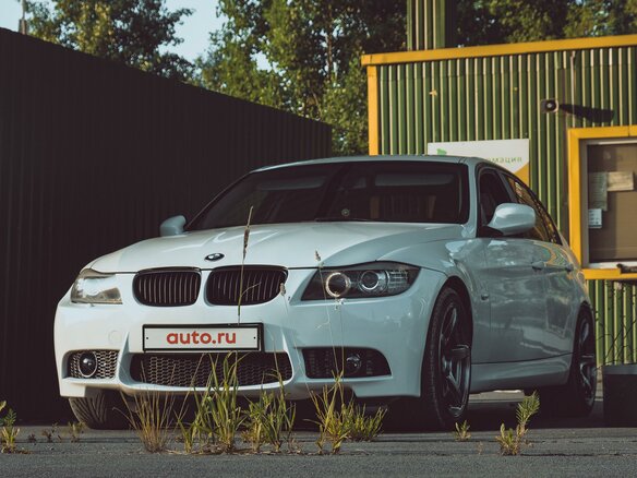 2011 BMW 3 серии 318i V (E90/E91/E92/E93) Рестайлинг, белый - вид 2