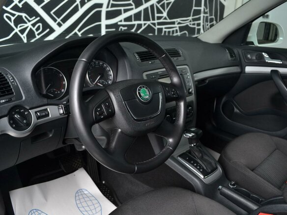 2011 Skoda Octavia II (A5) Рестайлинг, белый - вид 8