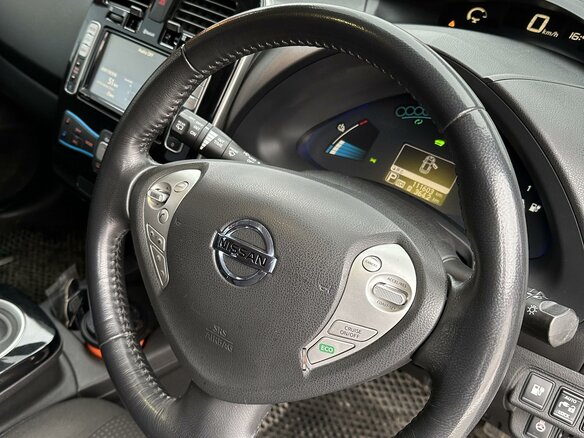 2016 Nissan Leaf 30kWh I (ZE0/AZE0), чёрный, 900000 рублей - вид 8
