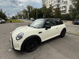 2021 Mini Hatch Cooper III (F55/F56) Рестайлинг, белый, 2200000 рублей, вид 5