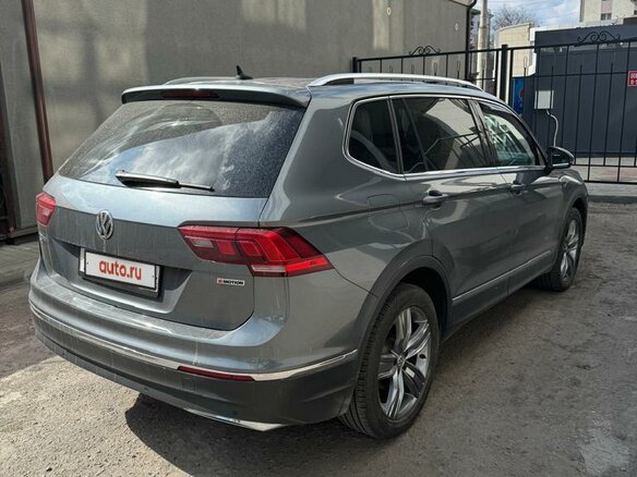 2020 Volkswagen Tiguan Allspace II, серый, 3400000 рублей - вид 2