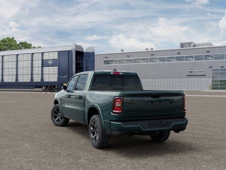 2026 Ram 1500 Crew Cab eTorque V Рестайлинг, зелёный, 7069000 рублей, вид 4