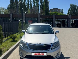 2013 Kia Rio 4-speed III, серебристый, 650000 рублей, вид 1