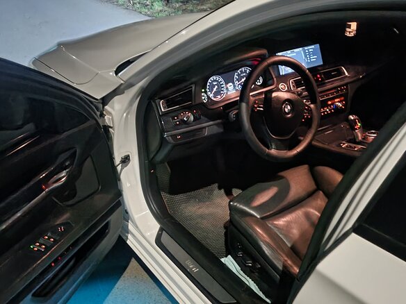 2009 BMW 7 серии 730d V (F01/F02/F04), белый, 2000000 рублей - вид 5