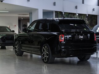2025 Rolls-Royce Cullinan Black Badge I Рестайлинг (Series II), чёрный, 82500000 рублей, вид 4