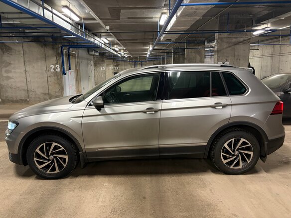 2018 Volkswagen Tiguan II, серебристый, 2500000 рублей - вид 3