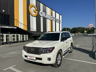 2012 Toyota Land Cruiser 200 Series Рестайлинг 1, белый, 3990000 рублей, вид 3