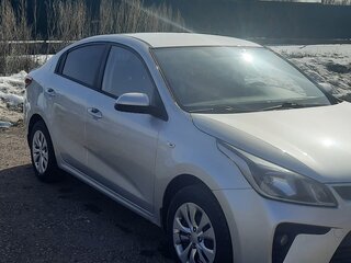 2017 Kia Rio IV, серебристый, 1000000 рублей, вид 3