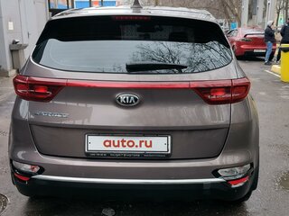 2019 Kia Sportage IV Рестайлинг, коричневый, 1900000 рублей, вид 3