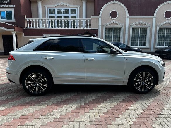 2021 Audi Q8 45 TDI I (4M), белый, 7099000 рублей - вид 6