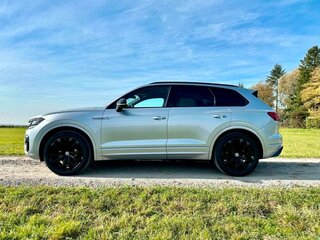 2019 Volkswagen Touareg III, серебристый, 7500000 рублей, вид 2