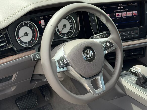 2019 Volkswagen Touareg III, серебристый, 3500000 рублей - вид 10